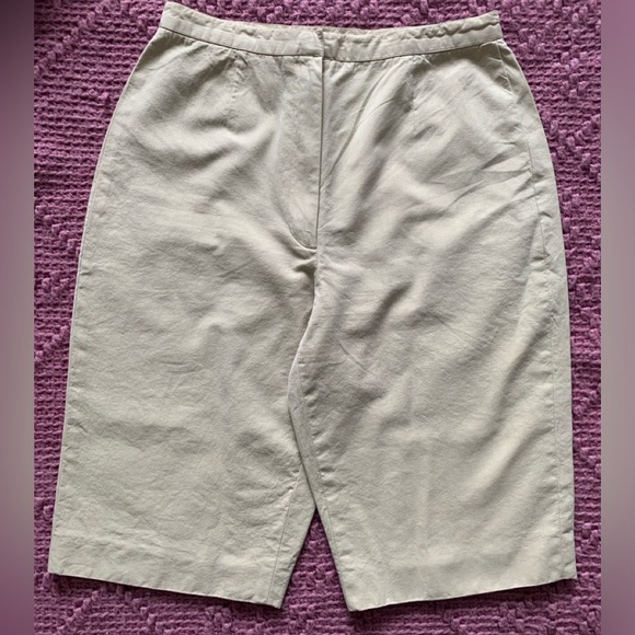 Anne Klein khaki Bermuda shorts. 58%Cotton, 42%Lyocell fabric. S2 - Picture 2 of 8